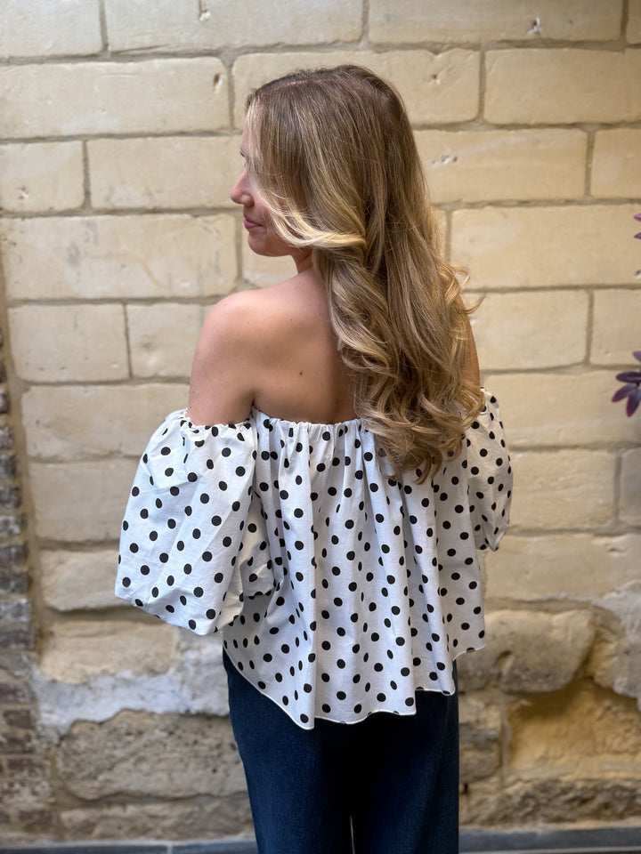 Top Britt Off-Shoulder Wit