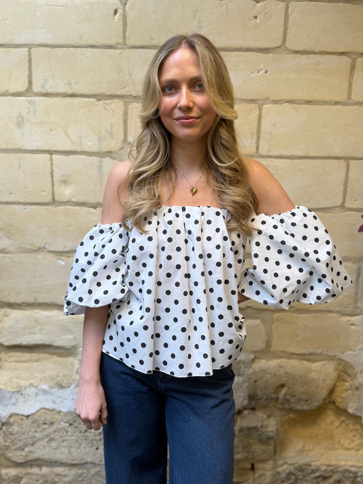 Top Britt Off-Shoulder Wit